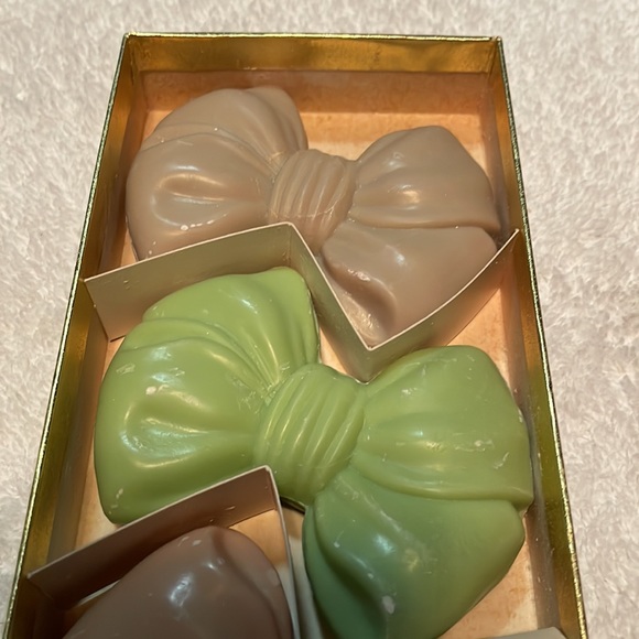 Avon. Vintage 6 cakes of soap. Bow shaped. NIB - Picture 5 of 9